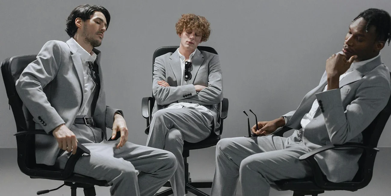 از انتخاب متریال تا تکنیک‌های ویژه‌ای مثل UV و برجسته‌سازی، نکاتی رو می‌گیم که می‌تونه نتیجه چاپ برند شما رو حرفه‌ای‌تر کنه.