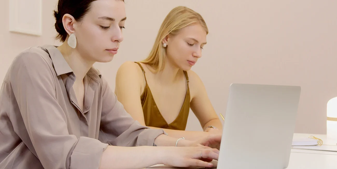 در این قسمت بررسی می‌کنیم که چگونه یک طراحی حرفه‌ای می‌تونه هویت برند شما رو متمایز کنه و ذهن مشتری رو تسخیر کنه.