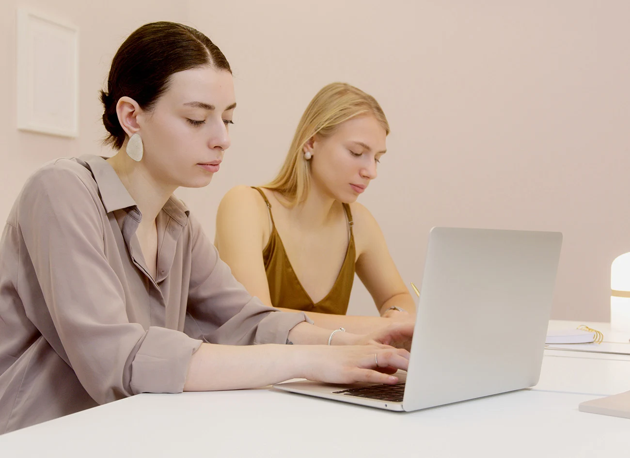 در این قسمت بررسی می‌کنیم که چگونه یک طراحی حرفه‌ای می‌تونه هویت برند شما رو متمایز کنه و ذهن مشتری رو تسخیر کنه.